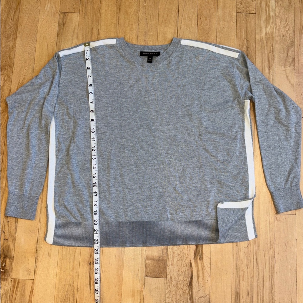 Banana Republic Gray and White Sweater